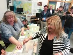 Yolanda de Gregorio en el momento de ejercer su voto. 