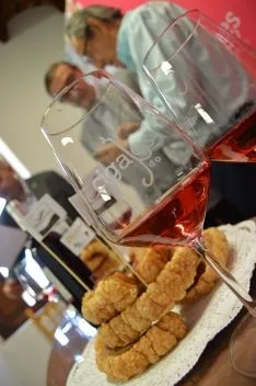 Foto 4 - El Torrezno de Soria ampl&iacute;a fronteras con su hermanamiento con el vino Cigales
