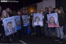Pegada de carteles para la campaña municipal. /Jasmín Malvesado