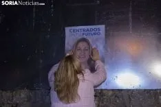 Pegada de carteles para la campaña municipal. /Jasmín Malvesado