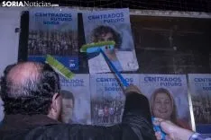Pegada de carteles para la campaña municipal. /Jasmín Malvesado