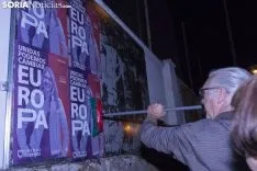 Pegada de carteles para la campaña municipal. /Jasmín Malvesado