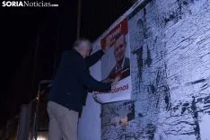 Pegada de carteles para la campaña municipal. /Jasmín Malvesado