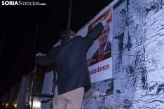 Pegada de carteles para la campaña municipal. /Jasmín Malvesado