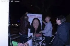Pegada de carteles para la campaña municipal. /Jasmín Malvesado