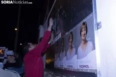 Pegada de carteles para la campaña municipal. /Jasmín Malvesado