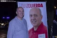 Pegada de carteles para la campaña municipal. /Jasmín Malvesado