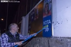 Pegada de carteles para la campaña municipal. /Jasmín Malvesado