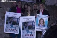 Pegada de carteles para la campaña municipal. /Jasmín Malvesado