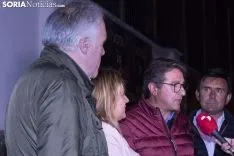 Pegada de carteles para la campaña municipal. /Jasmín Malvesado