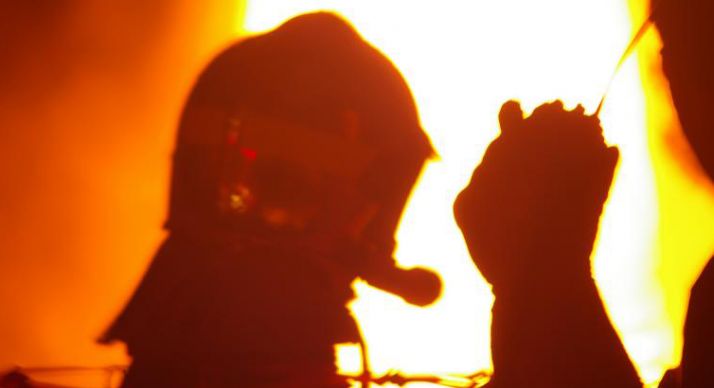 Los bomberos extinguen un incendio en una nave de Golmayo