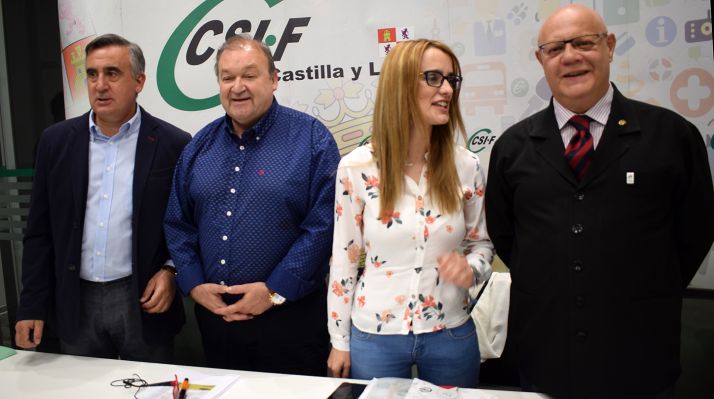 De derecha a izquierda, Mariano Prieto, (presidente del sector autonómico de la Administración General de la Junta de CSIF Castilla y León), Carlos Hernando (presidente autonómico), Isabel Madruga (Educación), y Juan Carlos Gutiérrez (presidente del secto