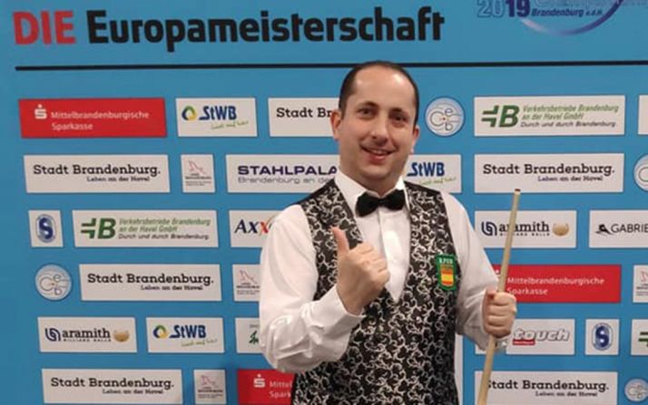 El soriano, ante un cartel del torneo. 