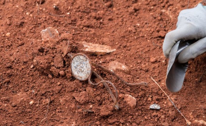Imagen de una gafa hallada en la Fosa de los maestros, en Cobertelada. /ASRD