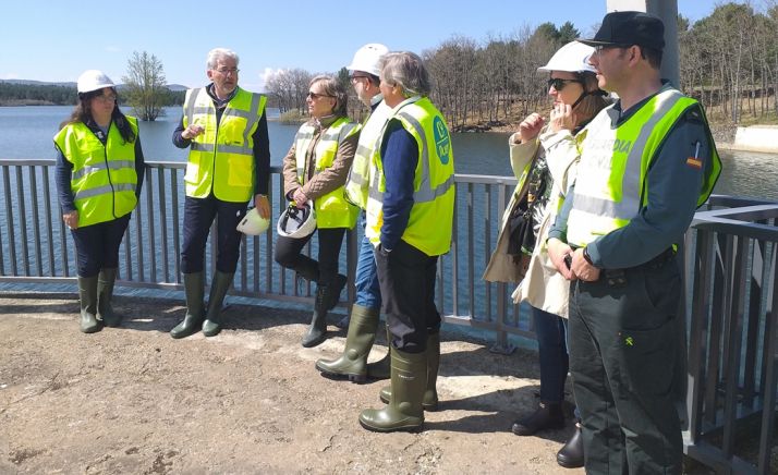 Damés (tercera izda.) en su visita al embalse. /SdG