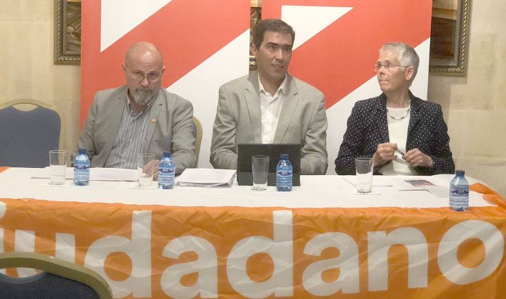 De Simón, en el centro, junto a miembros de la candidatura. 
