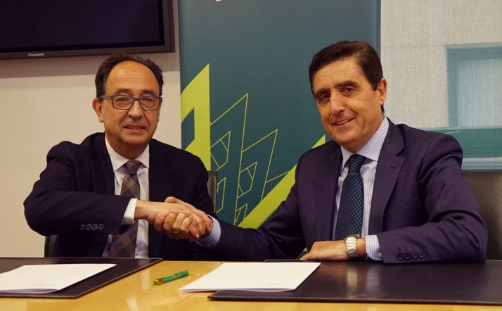 López (izda.) y Martínez tras la rúbrica del acuerdo. /CRS