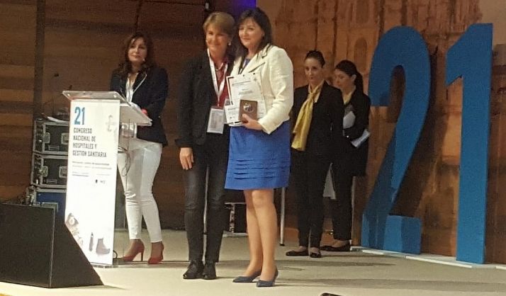 María Luisa Sanz recibiendo el Premio en el 21 Congreso Nacional. /Jta.