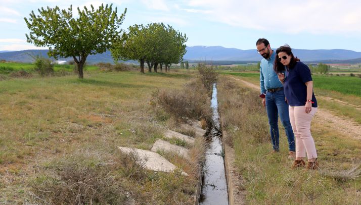Belén Antón y Ángel Hernández en la zona del Canal de Buitrago. 