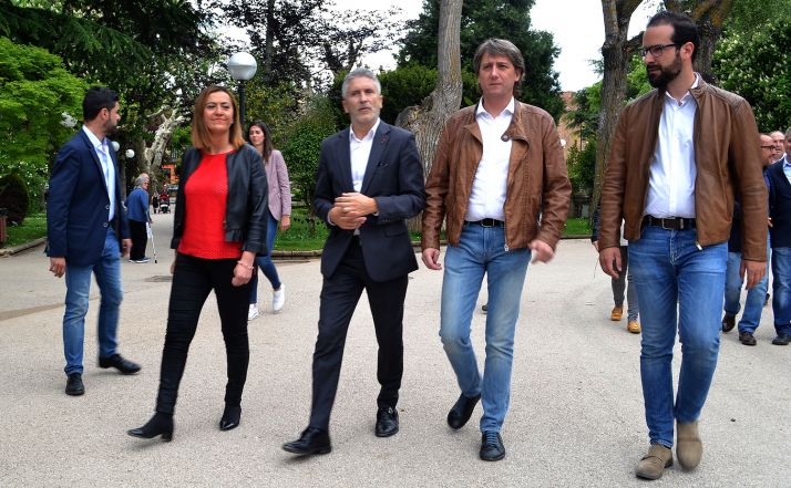 El ministro, junto a Virgina Barcones, Carlos Martínez y Ángel Hernández en la Alameda Cervantes este jueves. /SN
