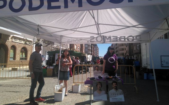 La carpa de la formación en el mercado de Almazán este martes. /PS