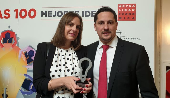 Blanca López y Roberto Antón con el premio. 