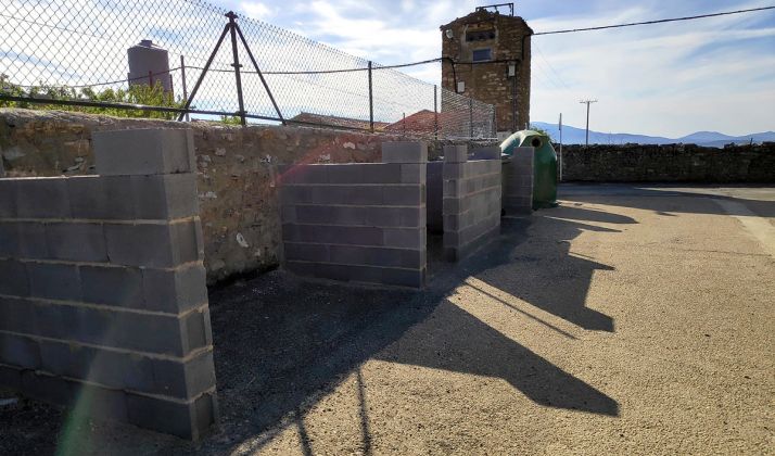 Receptáculos para albergar los antiguos contenedores en Valdelagua. 