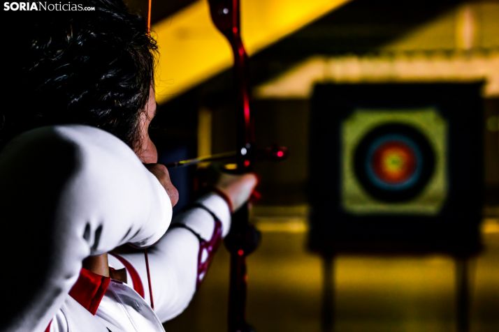 Raquel Frías realiza una demostración en la sala de tiro de Los Pajaritos. SN