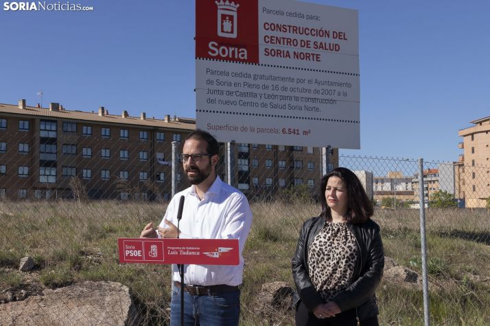 Ángel Hernández frente a la parcela del centro de salud Soria Norte. /Jasmín Malvesado.