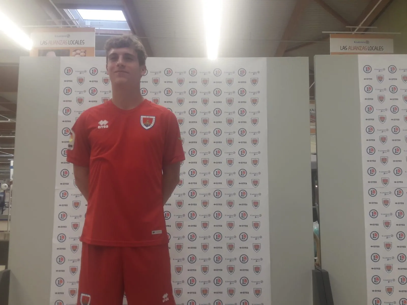 Foto 11 - El Numancia y Errea presentan un dise&ntilde;o "limpio" para la nueva equipaci&oacute;n 2019-20