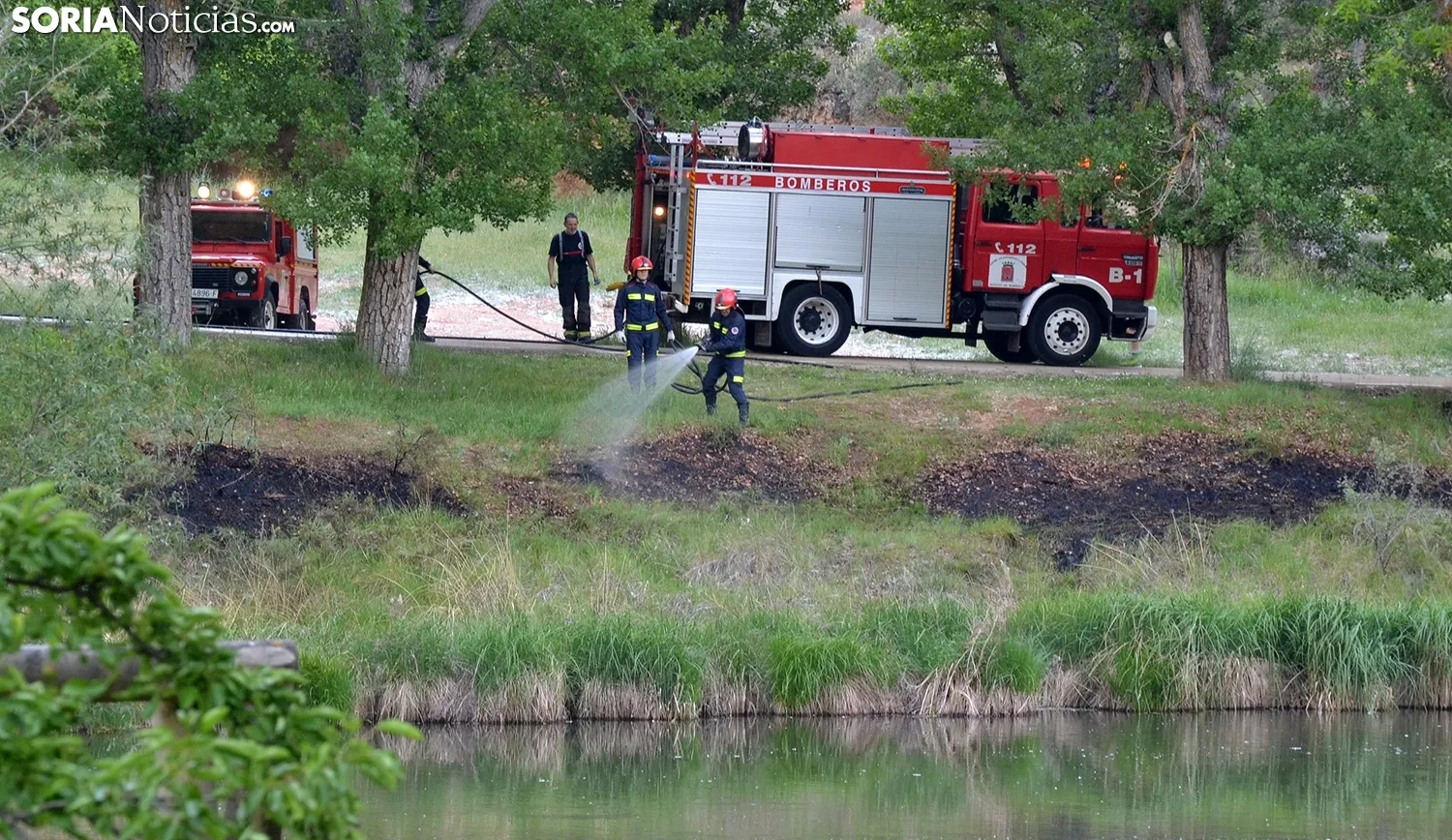 Los bomberos en el Duero a su paso por la capital este lunes. /SN
