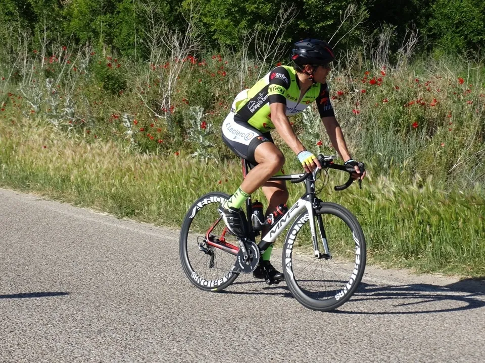 Foto 2 - El equipo ciclista E.Leclerc Soria-Seguros Adolfo Rejas rueda en la palentina Cevico de la Torre
