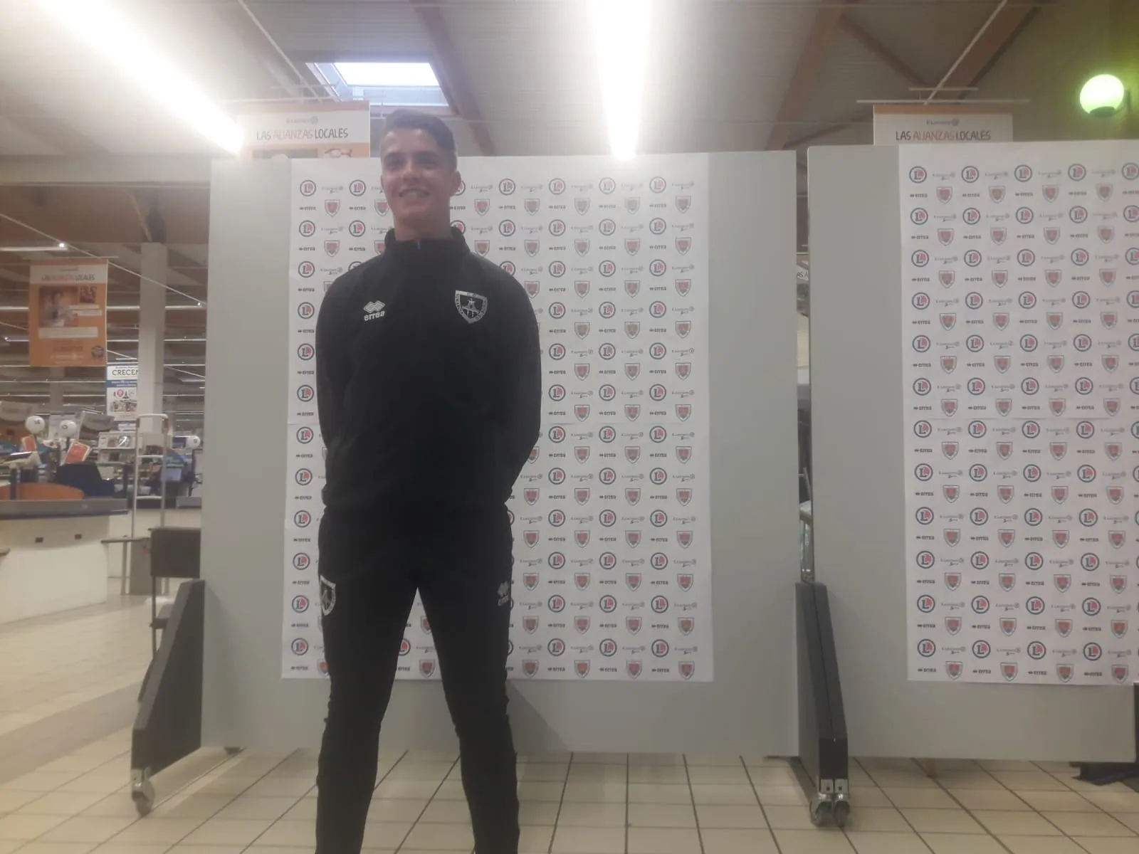 Foto 8 - El Numancia y Errea presentan un dise&ntilde;o "limpio" para la nueva equipaci&oacute;n 2019-20