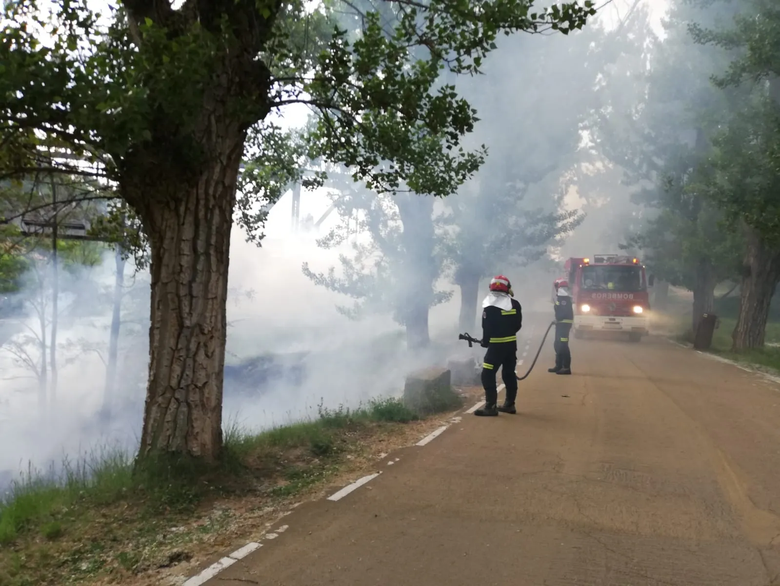 Los bomberos interviniendo en las inmediaciones del río en la capital este lunes. /Ayto