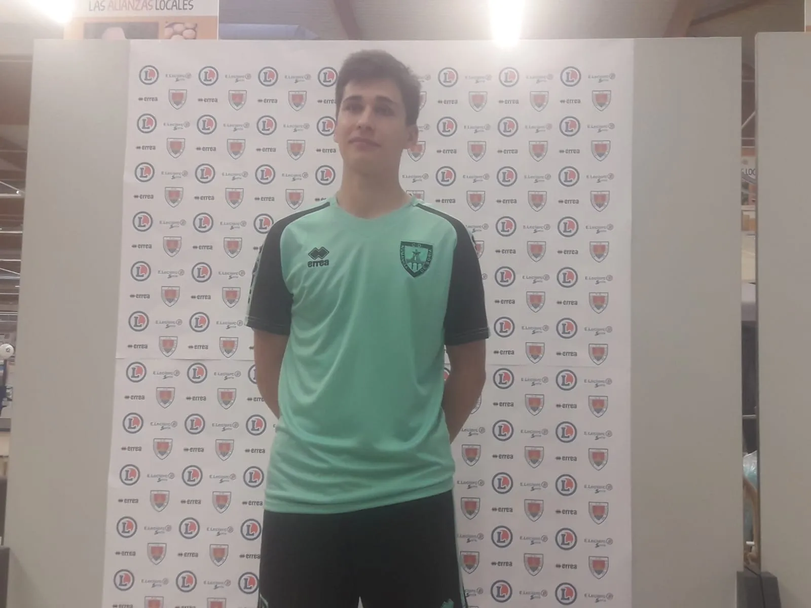 Foto 7 - El Numancia y Errea presentan un dise&ntilde;o "limpio" para la nueva equipaci&oacute;n 2019-20