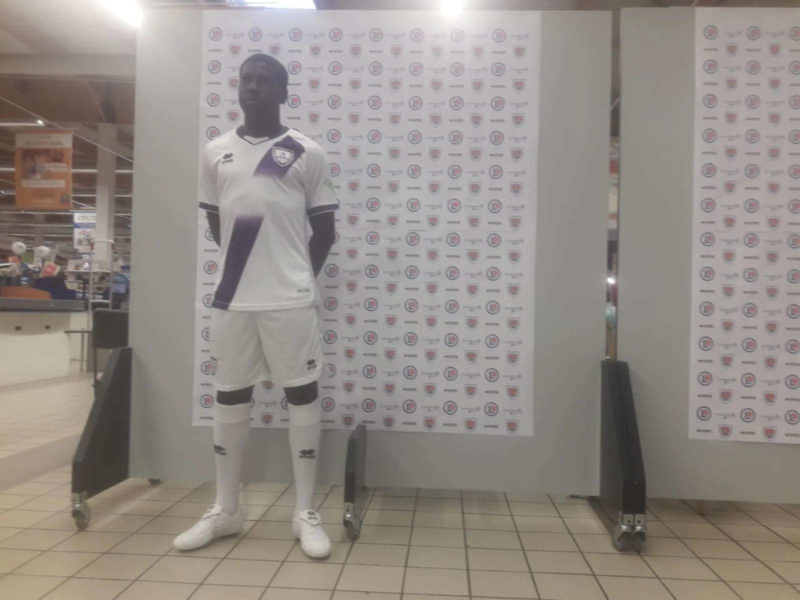 Foto 10 - El Numancia y Errea presentan un dise&ntilde;o "limpio" para la nueva equipaci&oacute;n 2019-20