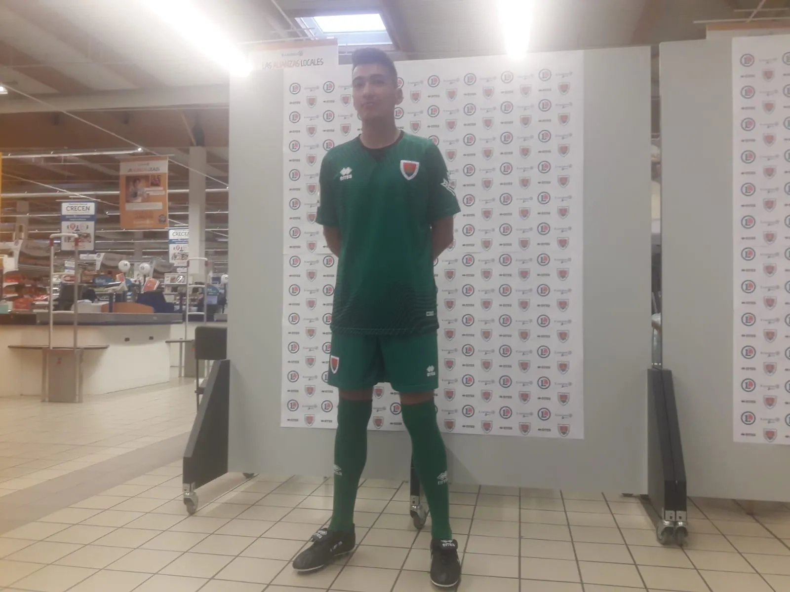 Foto 9 - El Numancia y Errea presentan un dise&ntilde;o "limpio" para la nueva equipaci&oacute;n 2019-20