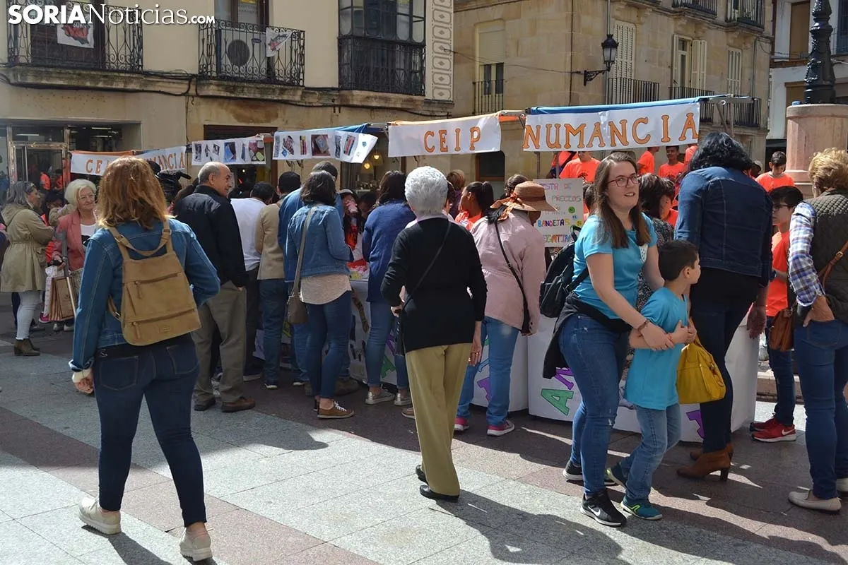 Mercadillo infantil en la plaza del Rosel.