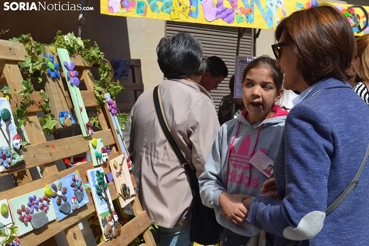 Mercadillo infantil en la plaza del Rosel.