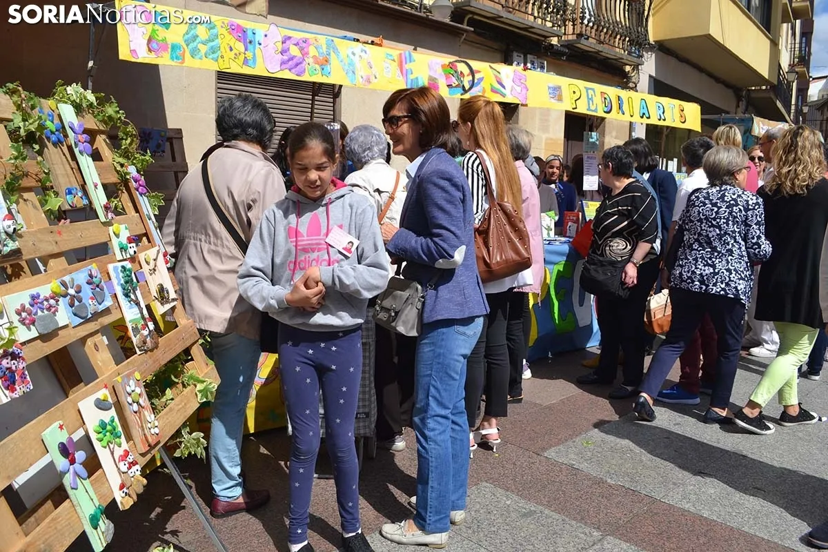 Mercadillo infantil en la plaza del Rosel.
