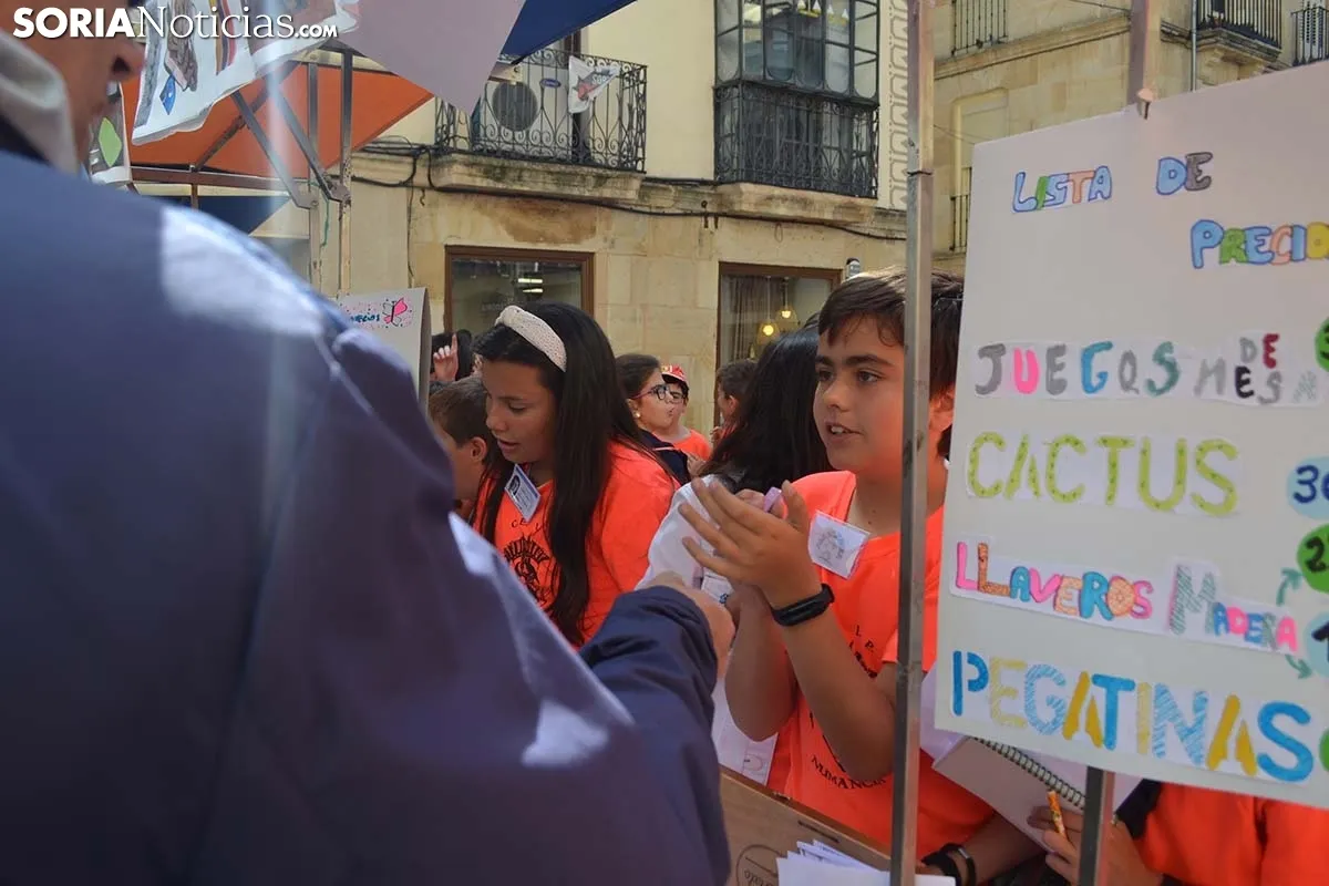 Mercadillo infantil en la plaza del Rosel.