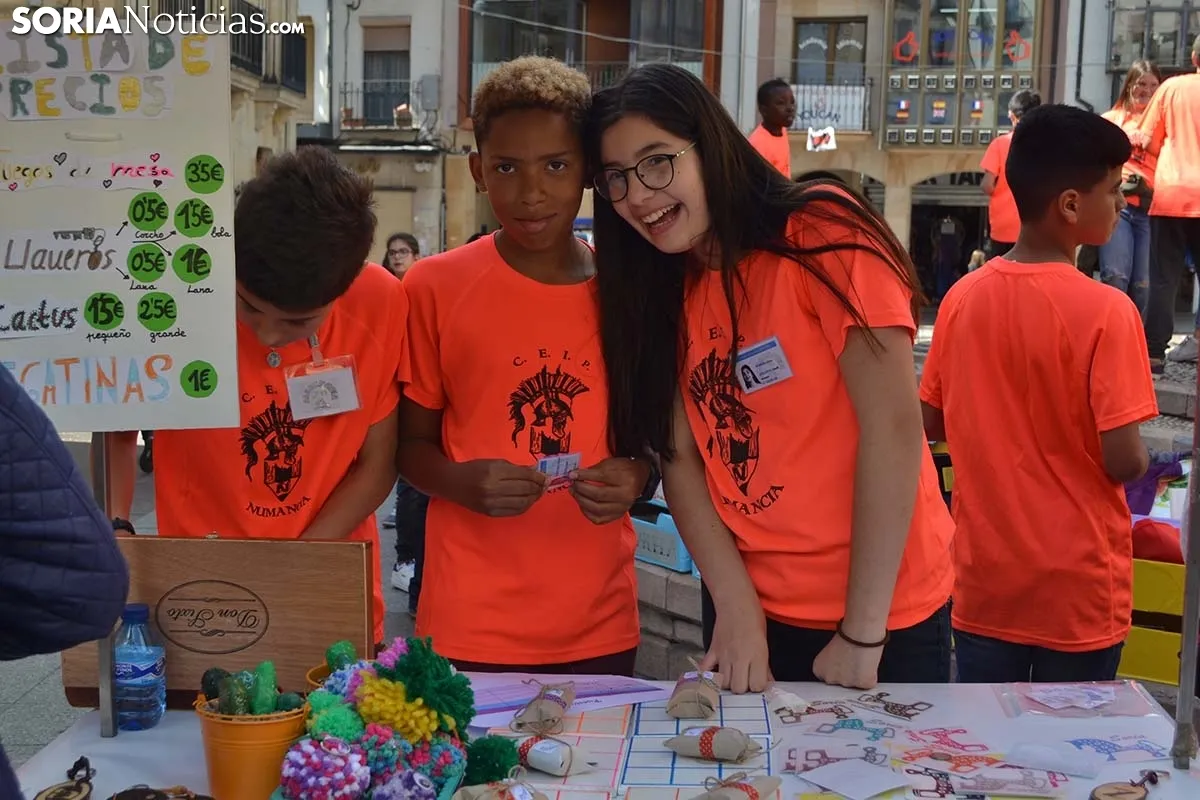 Mercadillo infantil en la plaza del Rosel.
