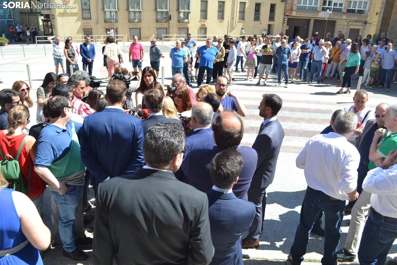 Imagen de la concentración ante el Palacio Provincial previa al pleno. /SN