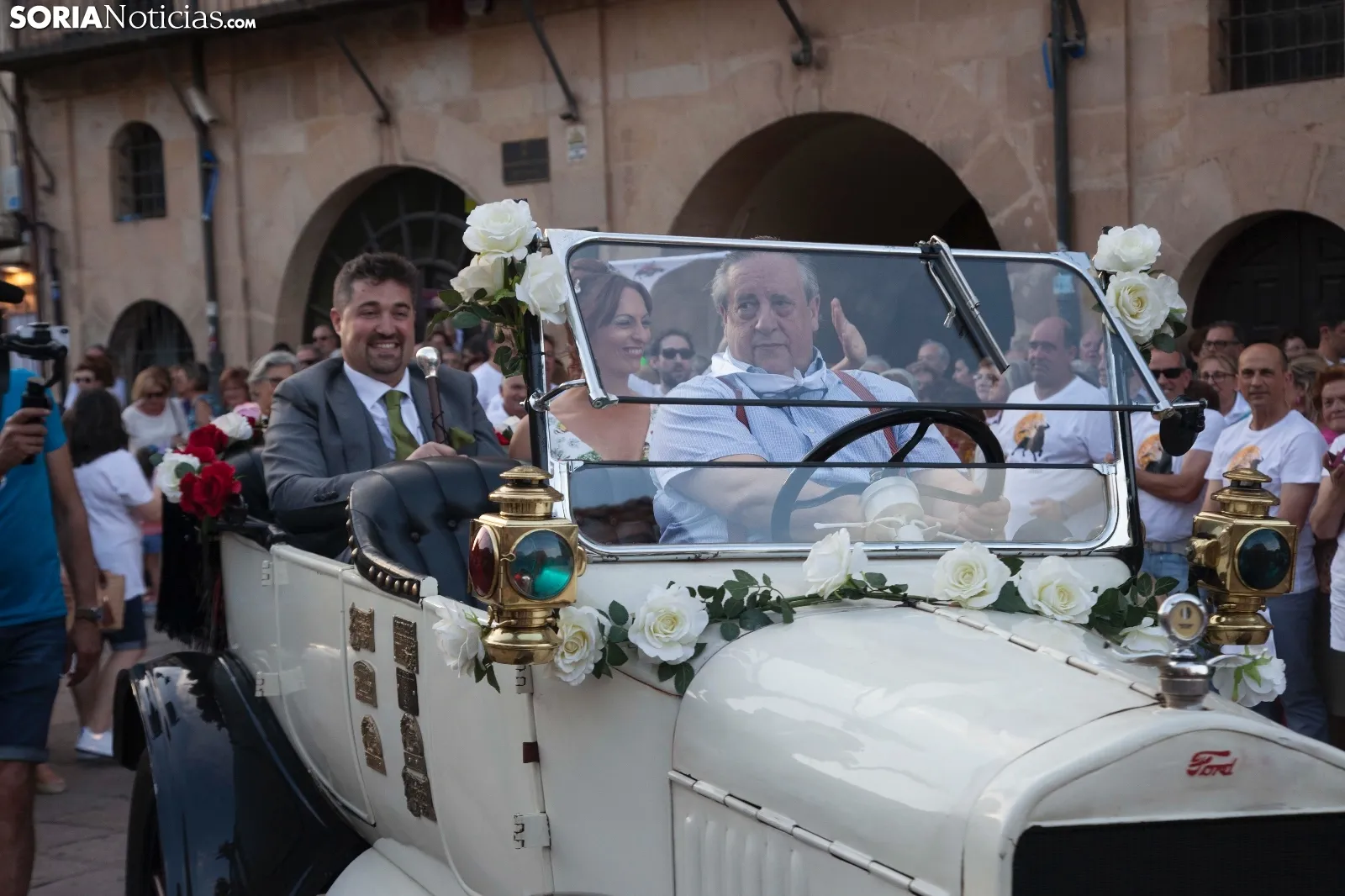 Desfile Jurados antes del Pregón / María Ferrer
