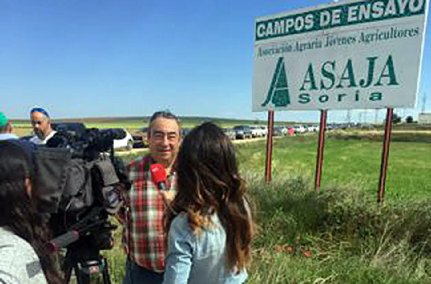 Carmelo Gómez en los campos experimentales. /ASAJA
