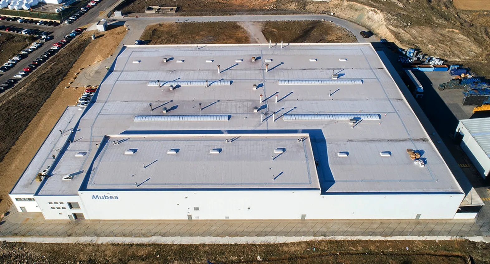 Vista aérea de la factoría tras las obras en su cubierta. /Silka