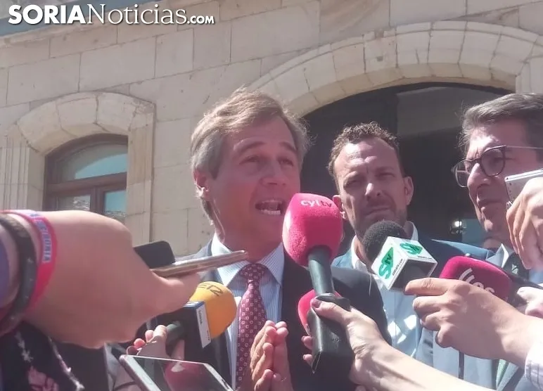 Antonio González Terol atiende a los medios.
