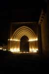 Imagen de las velas encendidas en los arcos de la portada del templo. /DOS