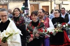 Una imagen de la ofrenda floral a la Virgen de los Milagros. /I. Grijalbo