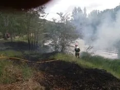 Los bomberos interviniendo en las inmediaciones del río en la capital este lunes. /Ayto